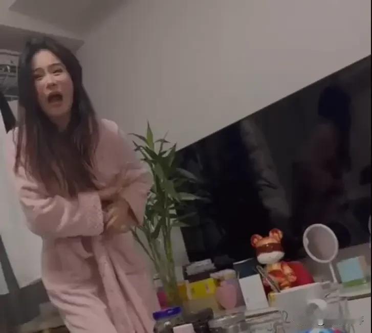 一网友爆料，自己在其女友卧室发现一名陌生男子，面对质问，女友否认出轨，男友报警举