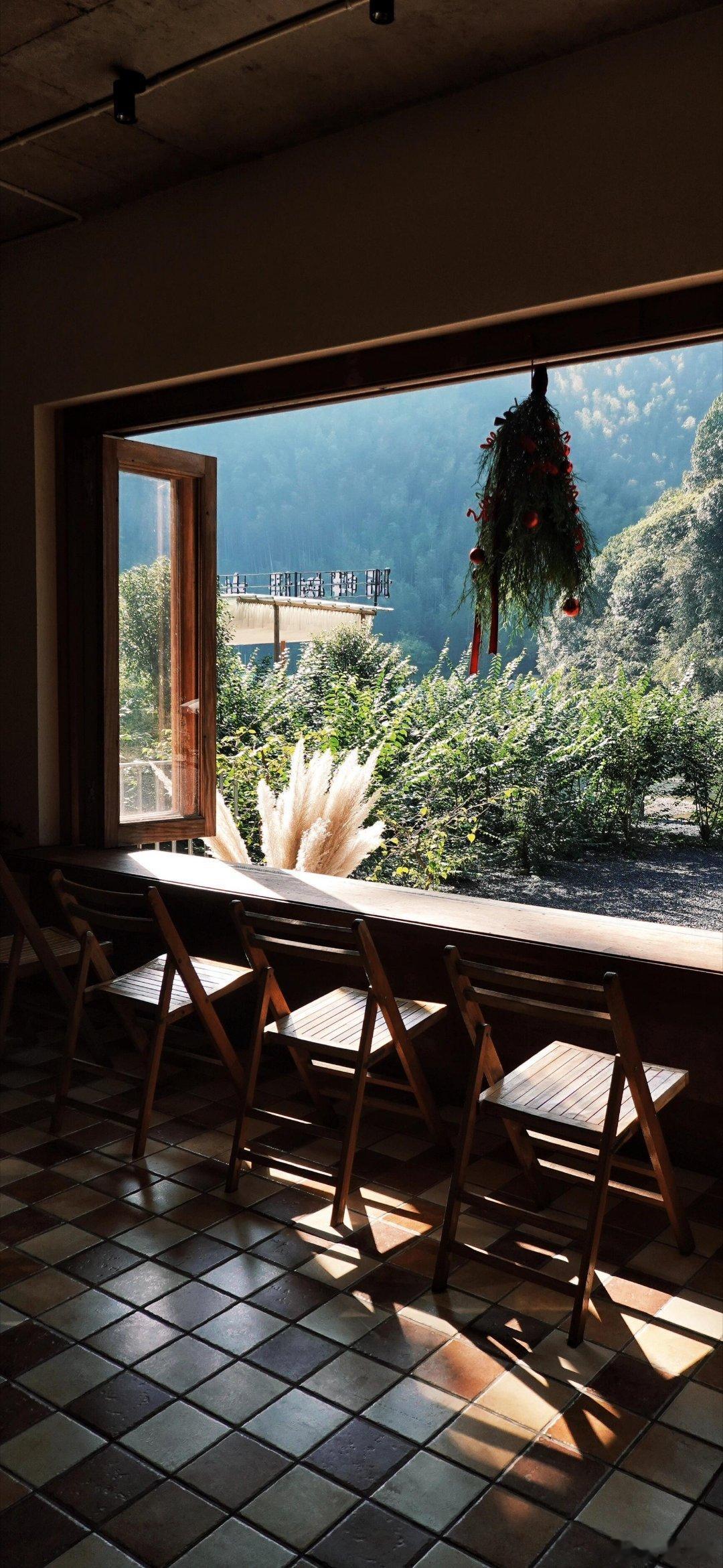 别让敏感偷走快乐，别让焦虑模糊方向。你本就不必被定义——可以热烈如骄阳，也能温柔