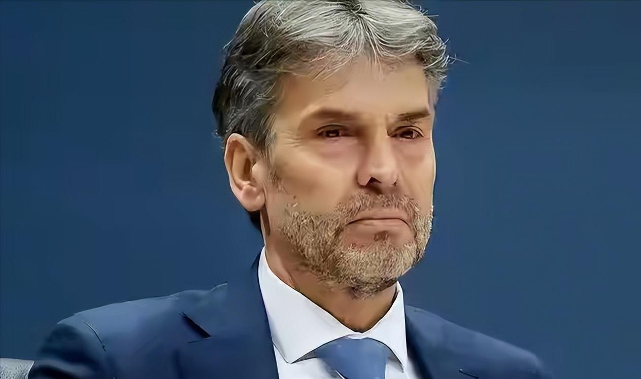 全世界都在看中国这次如何反制荷兰，因为荷兰的行为，就跟明抢是一样的。而荷兰扎根在