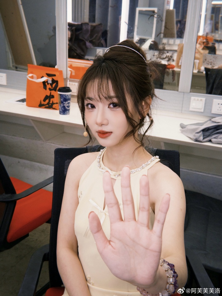 宝宝别哭！美女主持阿芙晒照：蛋黄长裙妖娆面庞惹人怜爱