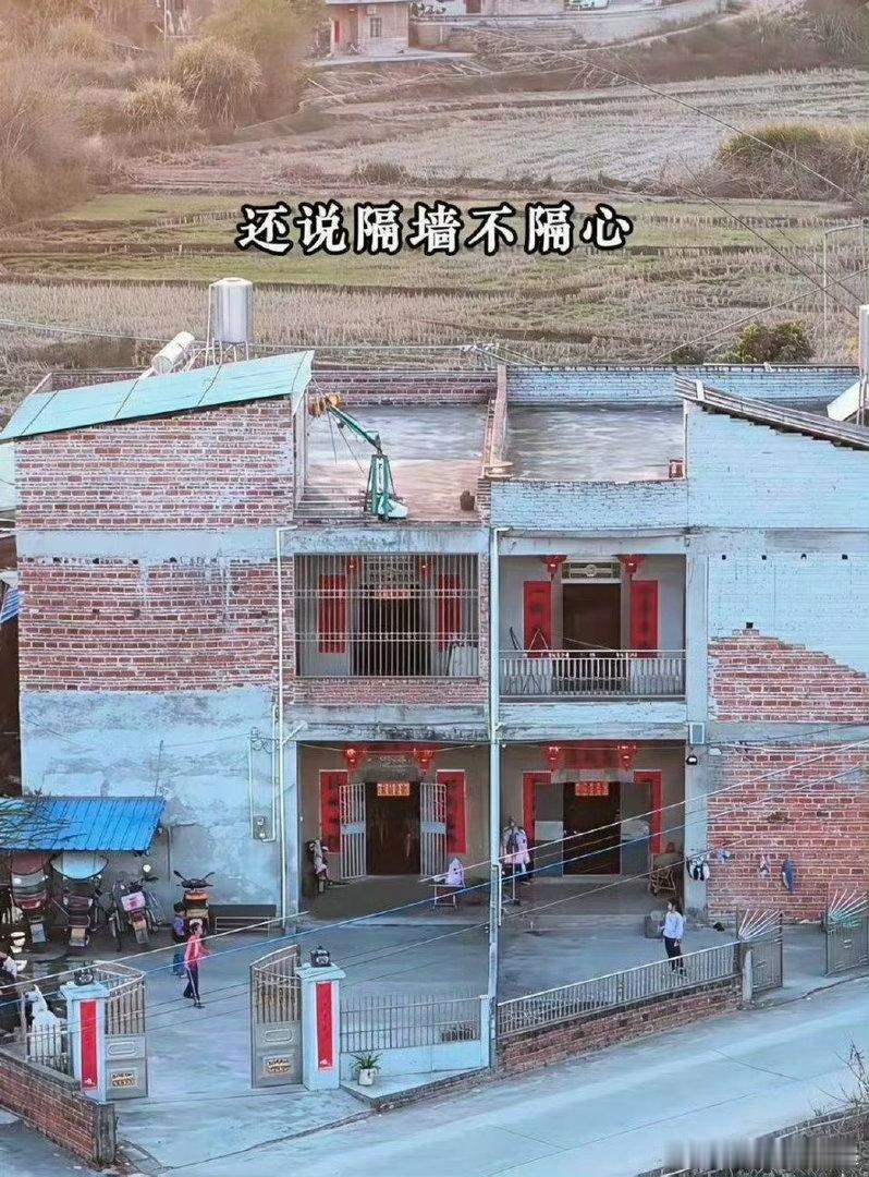 俩兄弟闹成这样 不怕村里人笑话吗？ 