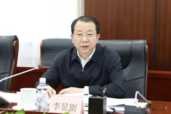 周末打“虎”，李显刚被查！

刚刚，权威媒体发布消息，黑龙江省人大副主任李显刚突