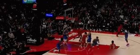 开拓者管理层一边说重视中国市场，一边把队里唯一的中国球员按在板凳最末端。
季前赛