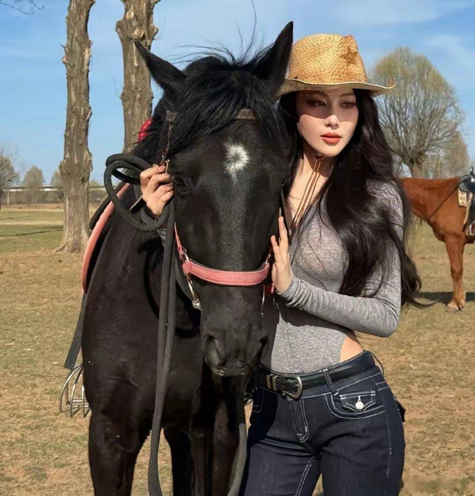 娶到张馨予的何捷，真是赚到了！6月10号，张馨予突然冲上了热搜，这次不是和老公何