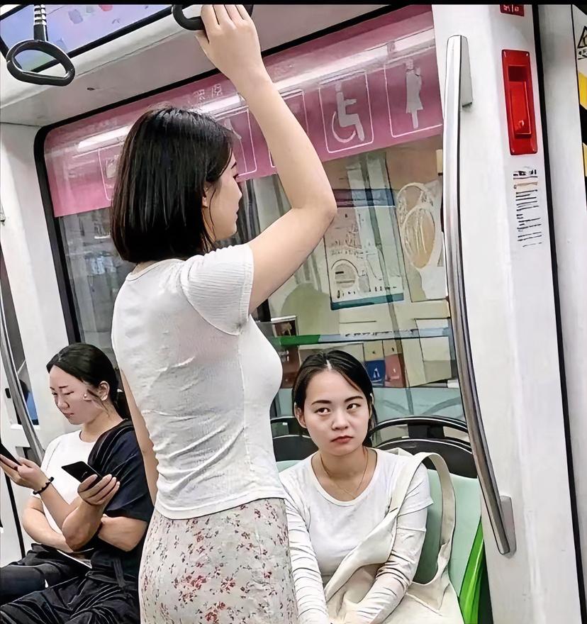 座位上这个人怎么回事啊？
不让座就算了，还这样凶巴巴看着这个站着的女生，我觉得她