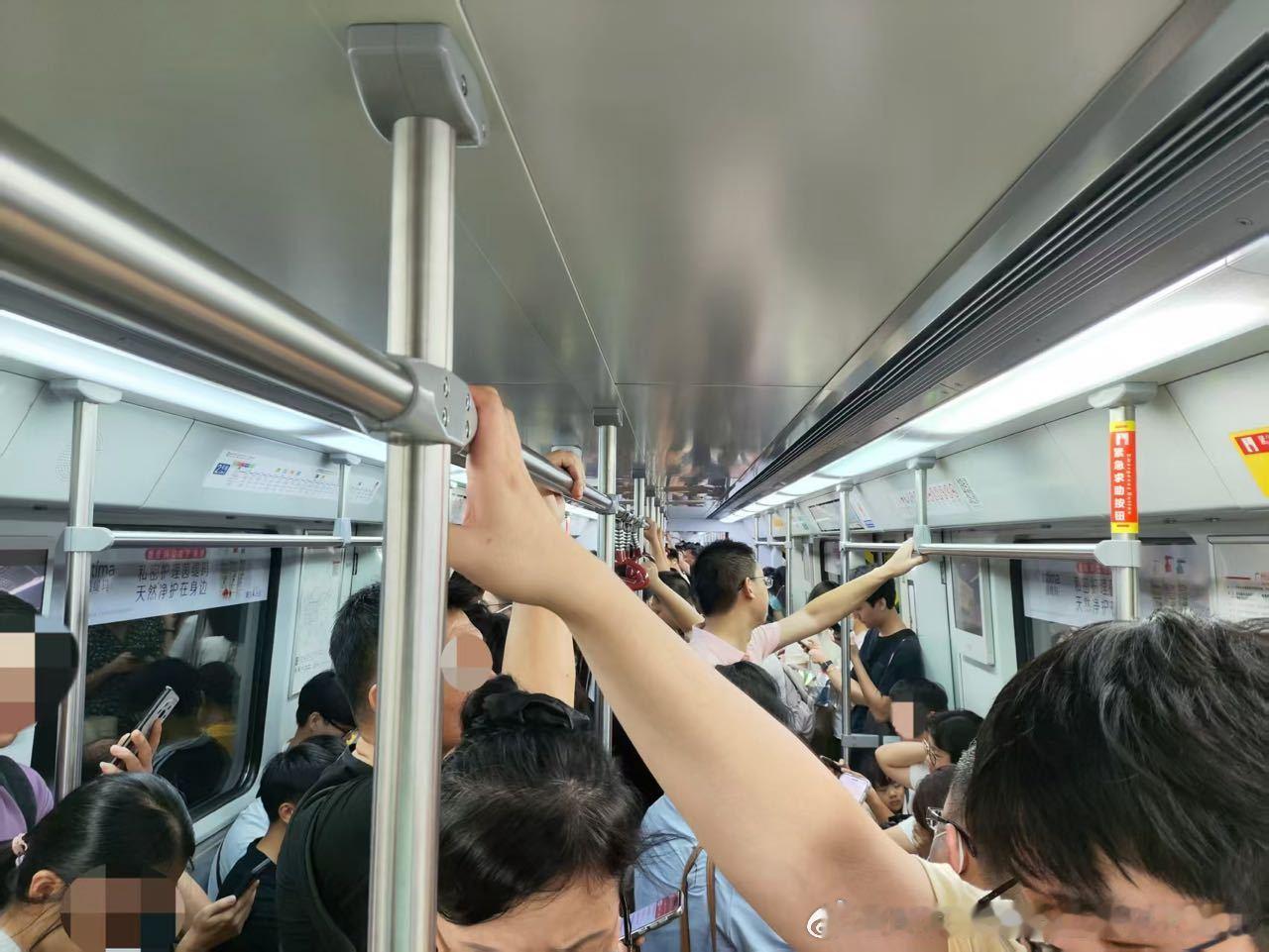 广州地铁网友：2026年8月7日（周五，广州晴转阴，28-36℃）广州地铁晚高峰
