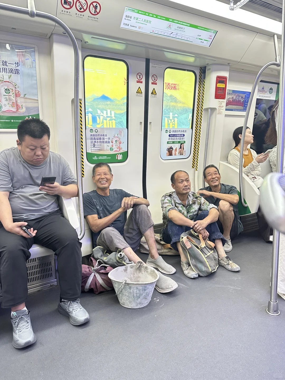 在下班的地铁上拍到了超绝的照片 地铁第一视角 