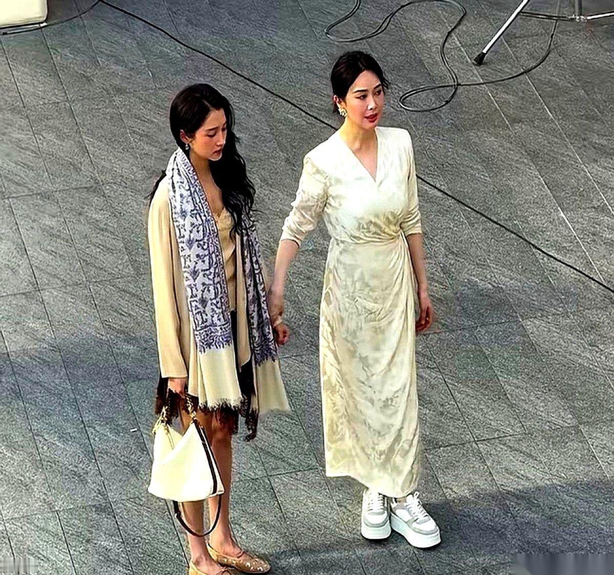 顶着加完班的油头，在无锡万象城一楼溜达，迎面直接撞上三四块巨大的打光板。
外围拉