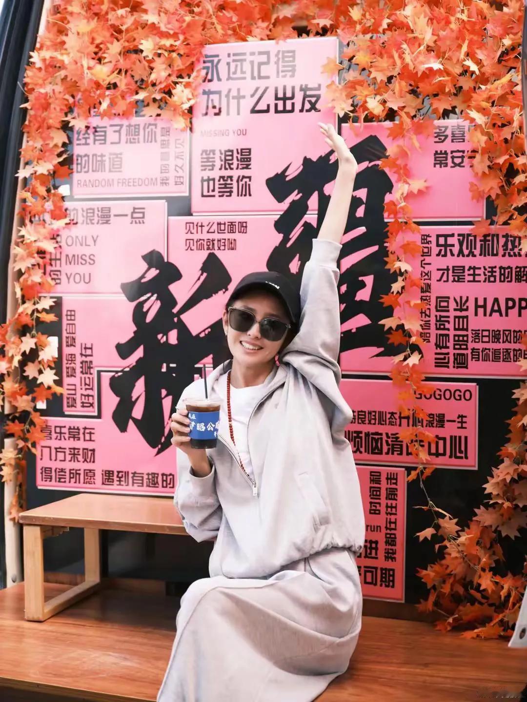 佟丽娅真惬意呀！
前夫在这也宣传《解密》，她在家乡打卡宣传新彊。
这俩口子太成功