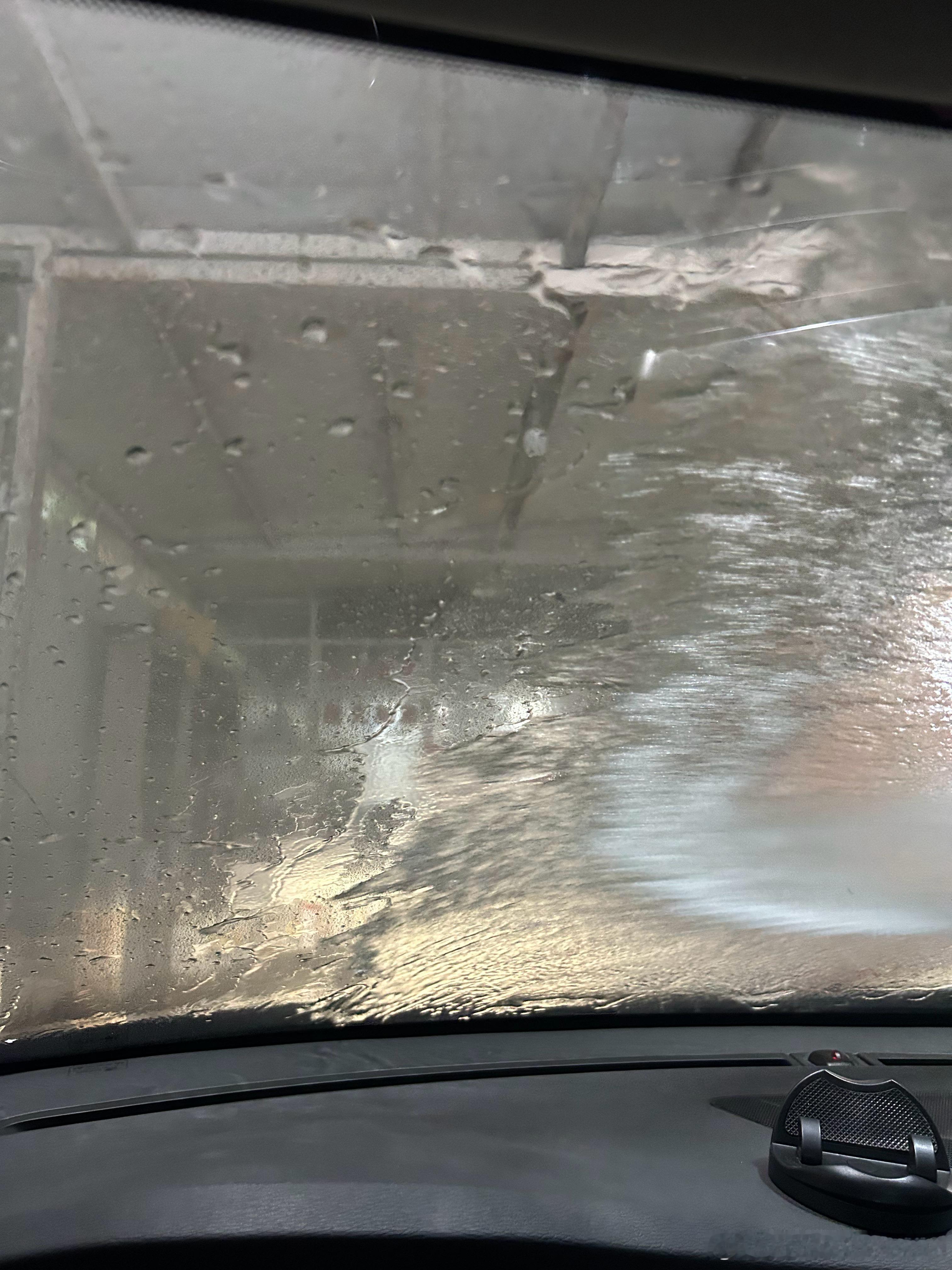 想占下老天爷的便宜，等着今天北京的雷阵雨，洗个车，然后呢，等了一天，下班了雨还没