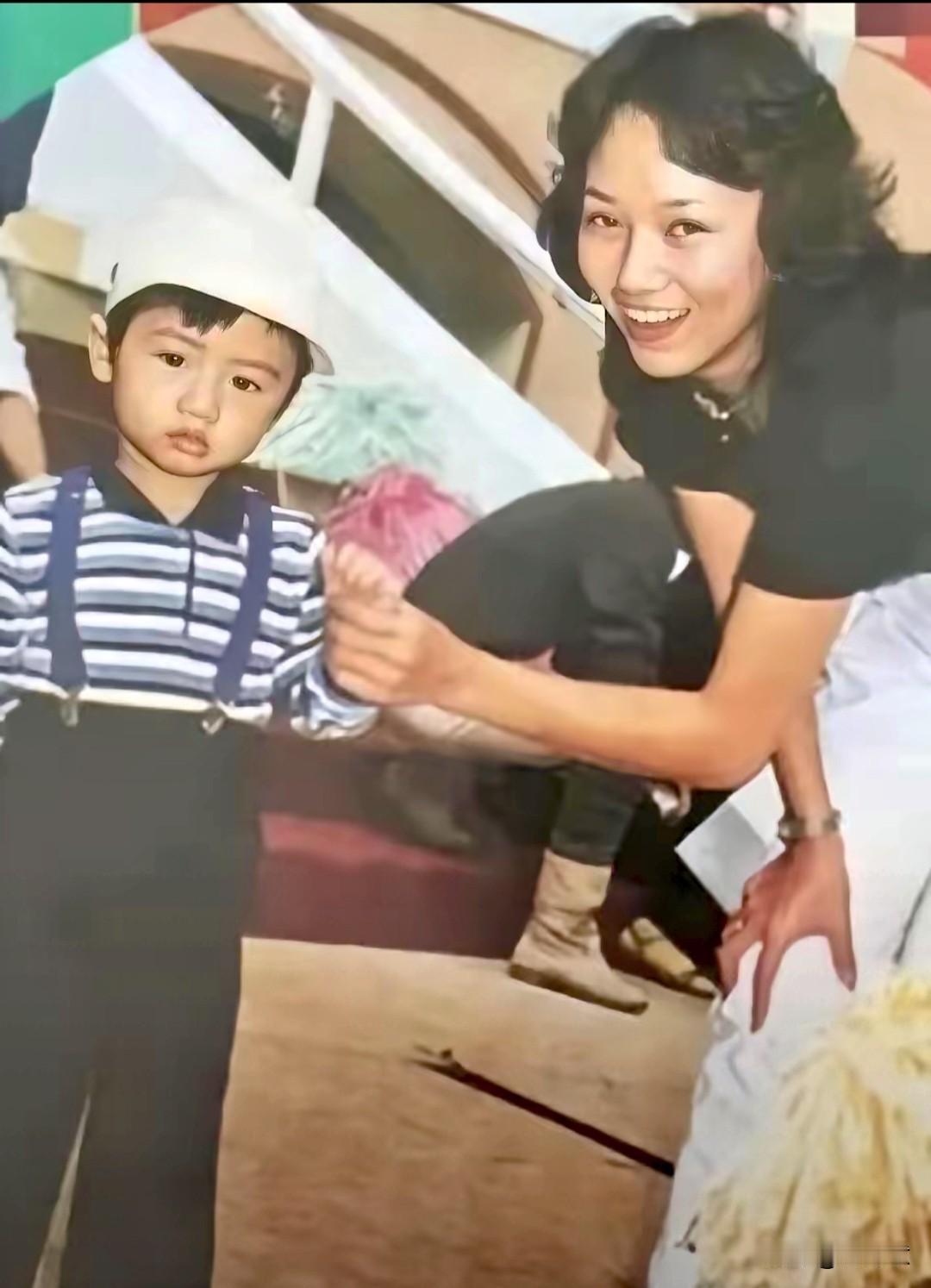 看到赵雅芝和小谢霆锋同框的旧照，简直太有穿越感了。
1984年，31岁的赵雅芝一