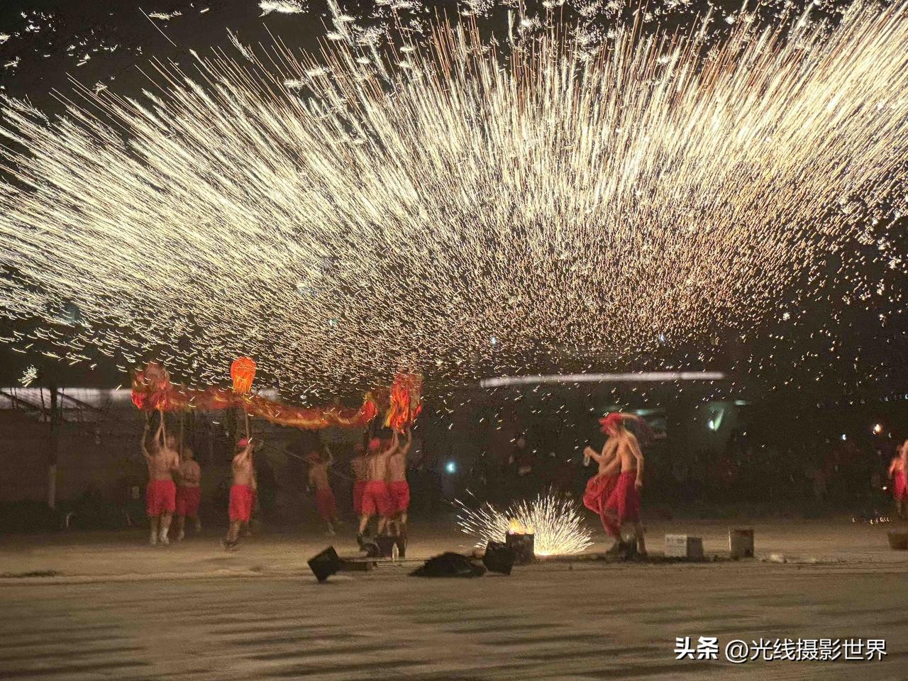 人山人海，万人闹元宵啦！3月3日晚上7点半，神龙喷火，火壶舞狮，立刻点燃了重庆茶