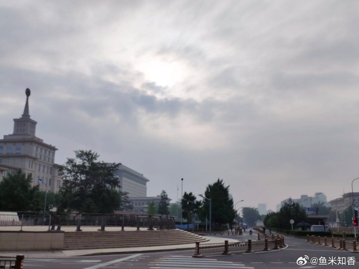 雾霾很大，鼻子干痒难受，呼吸不畅。 