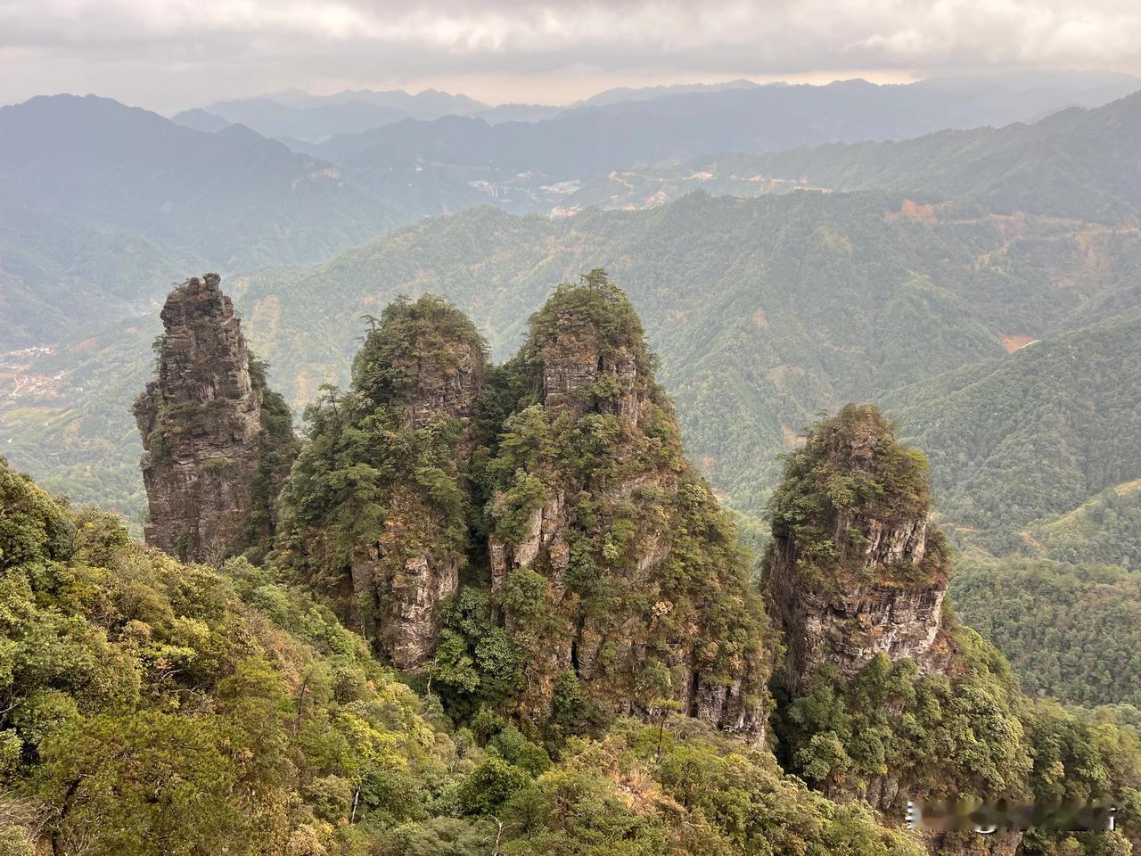 金秀盘王界·五瑶并秀

盘王界的观光栈道下面，有五座小山峰，名为“五瑶并秀”之景