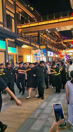 这回大衣哥前呼后拥是真实的，不管是哪位明星，都没必要，观感不好，是减分的做法
。