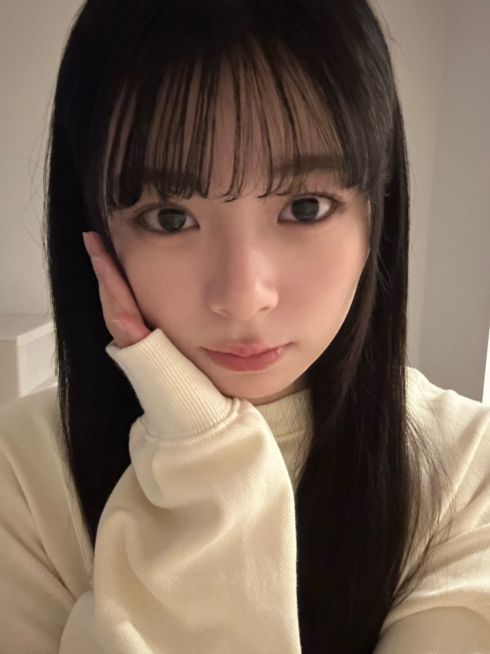 稲熊ひな「赤色のニットカーディガン🧶初めて着たけど、着ているだけで明るく温かい