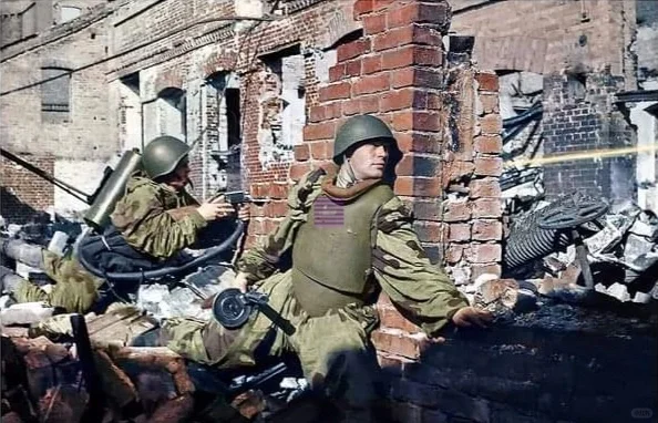 1945年3月12日，苏军突击工兵旅的两名士兵正在德国勃兰登堡的库斯特...