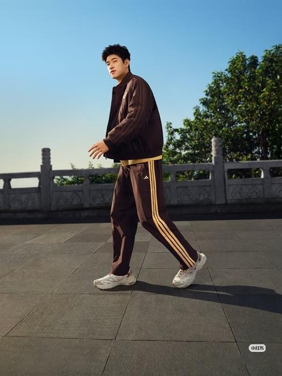 乐乐的帅独一无二[赞][赞][赞]
刷到一张潘展乐的休闲照。一身舒适的运动装，轻
