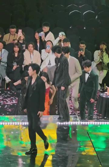 一堆人把孟子义团团围在中间，孟姐都上台了，丁禹兮还不放心的把手放在孟姐身后挡着，