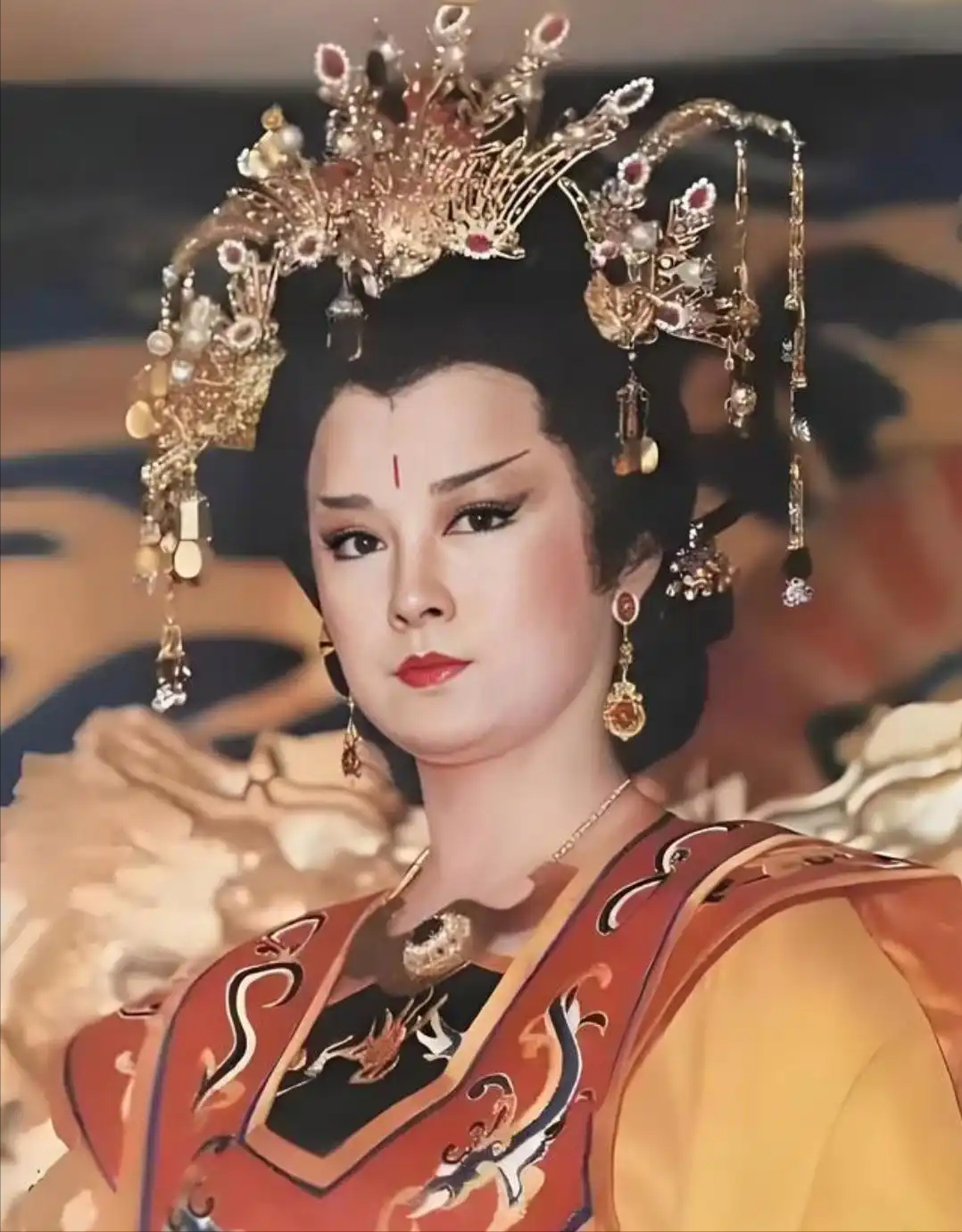 705年冬，洛阳上阳宫，82岁的武则天卧病在床。李显跪在床前请罪，武则天指着一旁