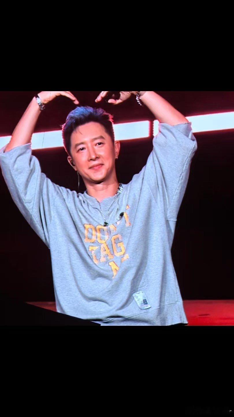  韩庚终于学会了饭撒 亲眼见证韩庚从不懂饭撒，到现在熟练回应粉丝热情，广州现场氛
