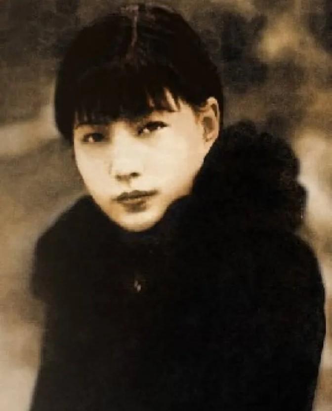 1918年，天津的一家戏院里，观众已开始焦躁了，纷纷质问演员什么时候能重新上台，