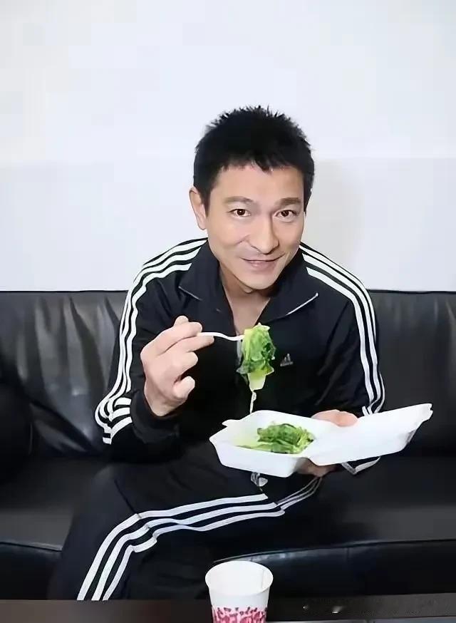 人家能红四十年，不是没有原因的，就这个嘴，试问谁能管的住，我想和尚都管不住，可是