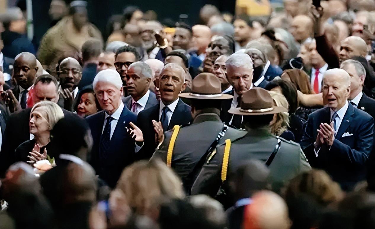 美国前总统奥巴马，居然在公开场合把自己国家的现状说得一文不值。
 
3月6号在芝