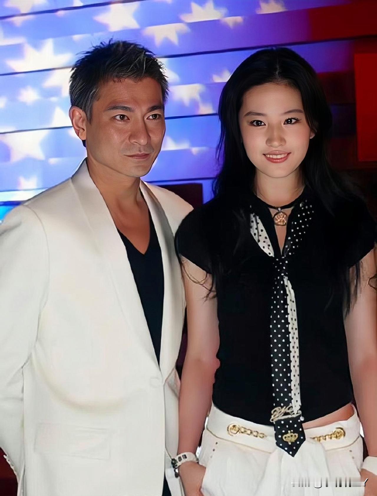 2006年，刘亦菲与刘德华在一次活动上，留下的美好瞬间。彼时神仙姐姐19岁，美得