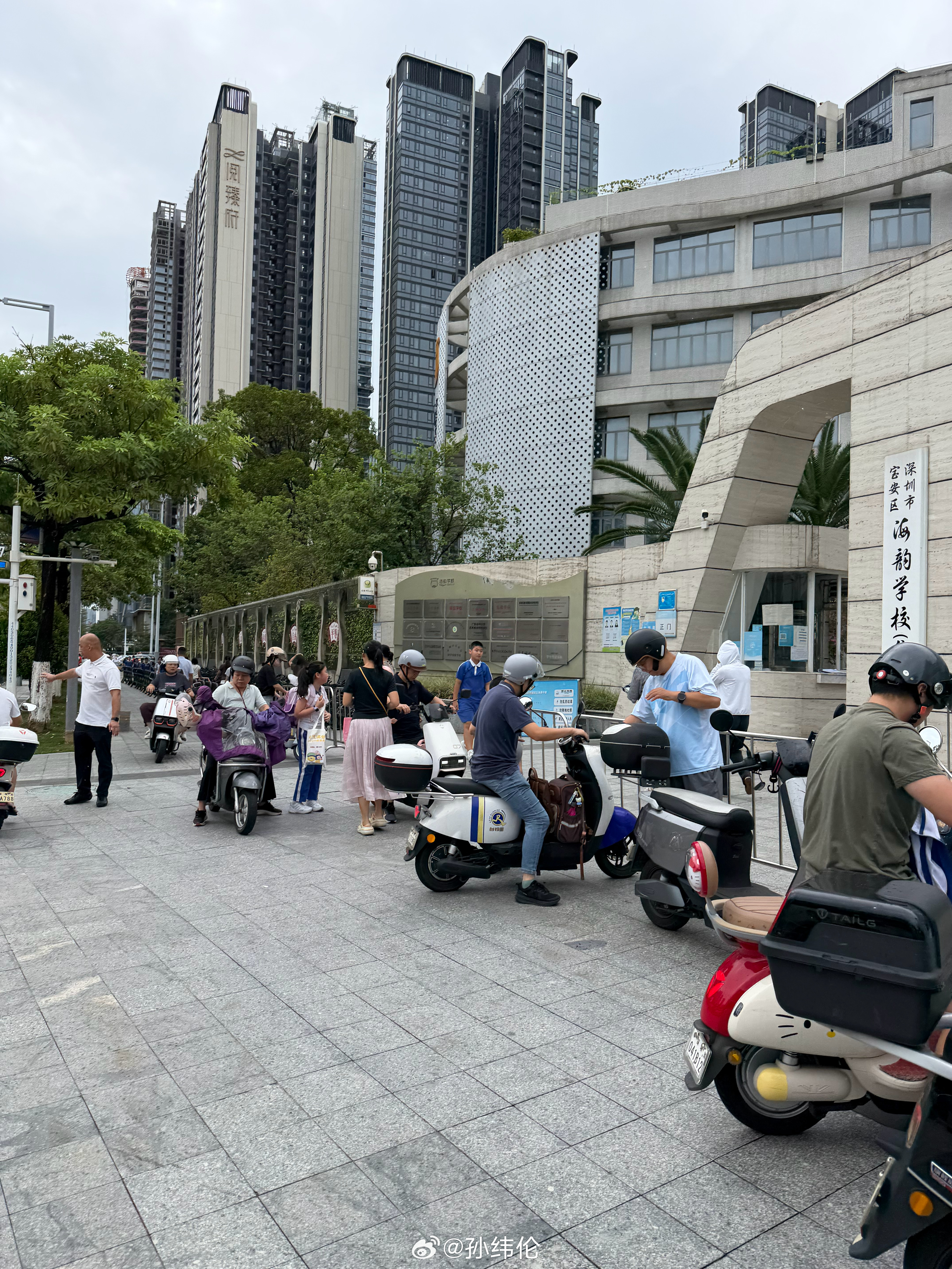 早安，开学了，家门口又热闹了起来深圳校服火了背后是教育边界问题深圳校服 去商场自