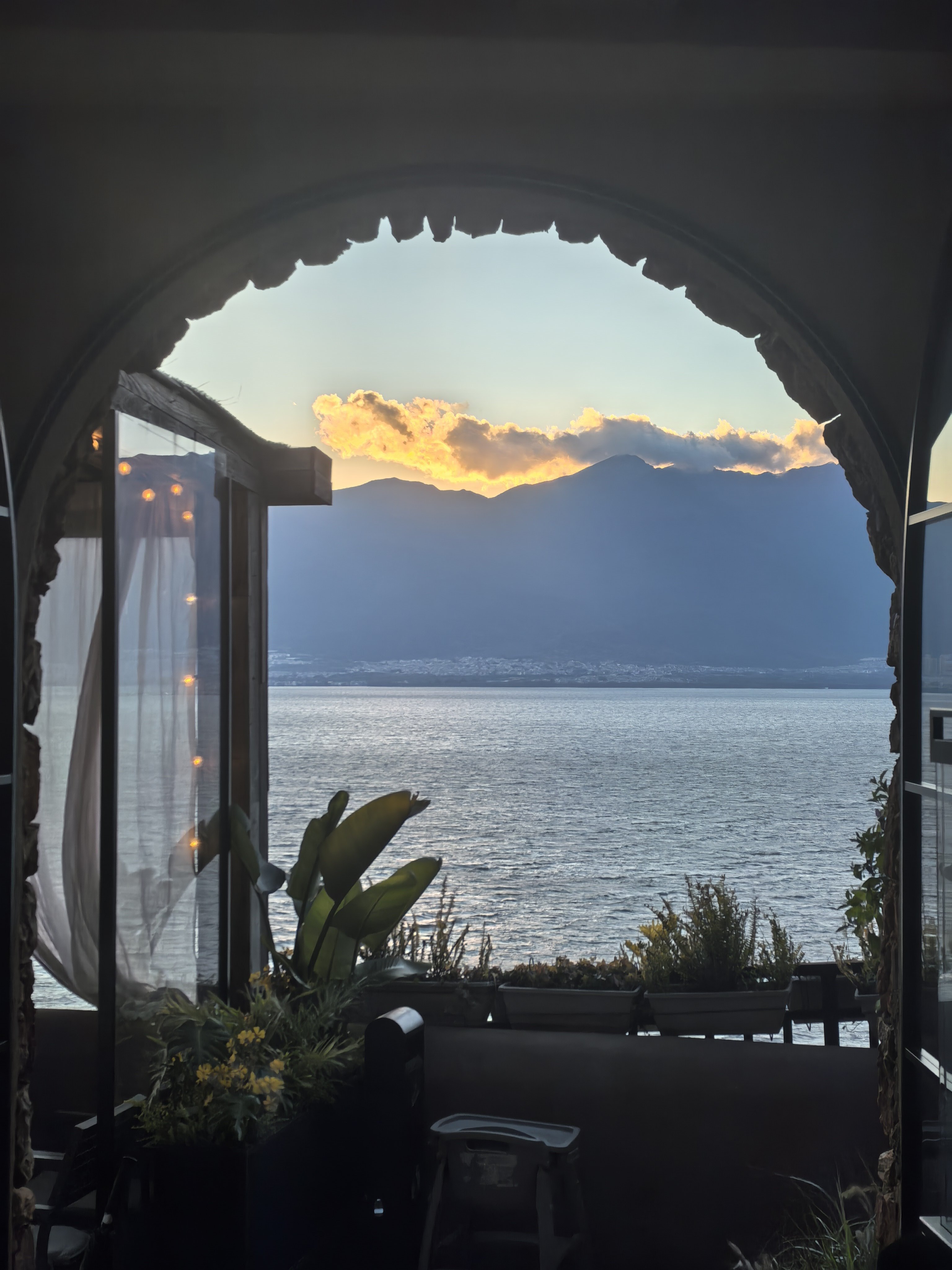 去有风的地方，风有点大，以致于许多遥远的往事，成长为永不相见的理由。搭子说，坐着