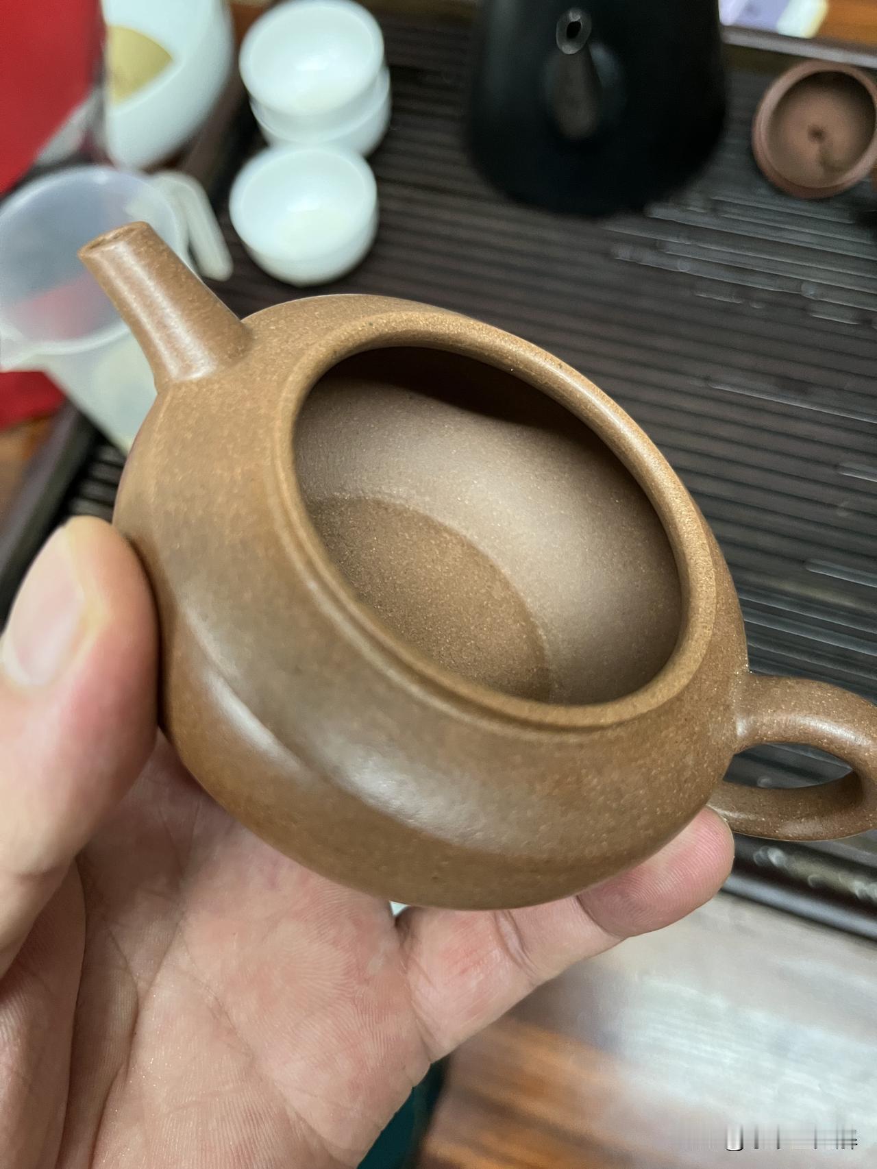 紫砂壶内壁刮得这么高？行家一眼看出是半手
很多壶友在买壶时，都会拿着手电筒照壶里