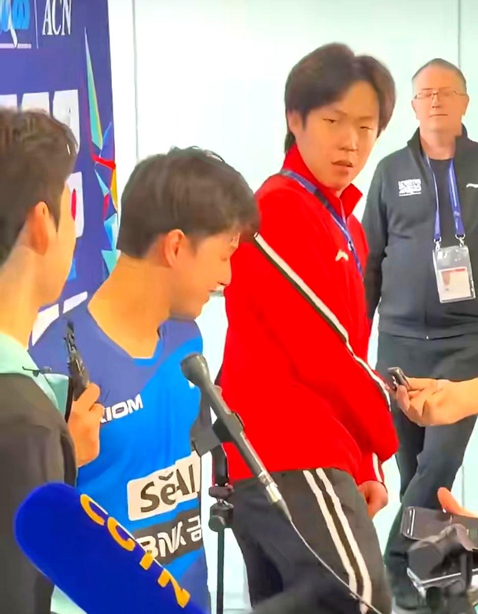 你说这体育比赛吧，打完了胜负一分，大家不就该各自散了嘛？
可中韩男团比赛结束后，