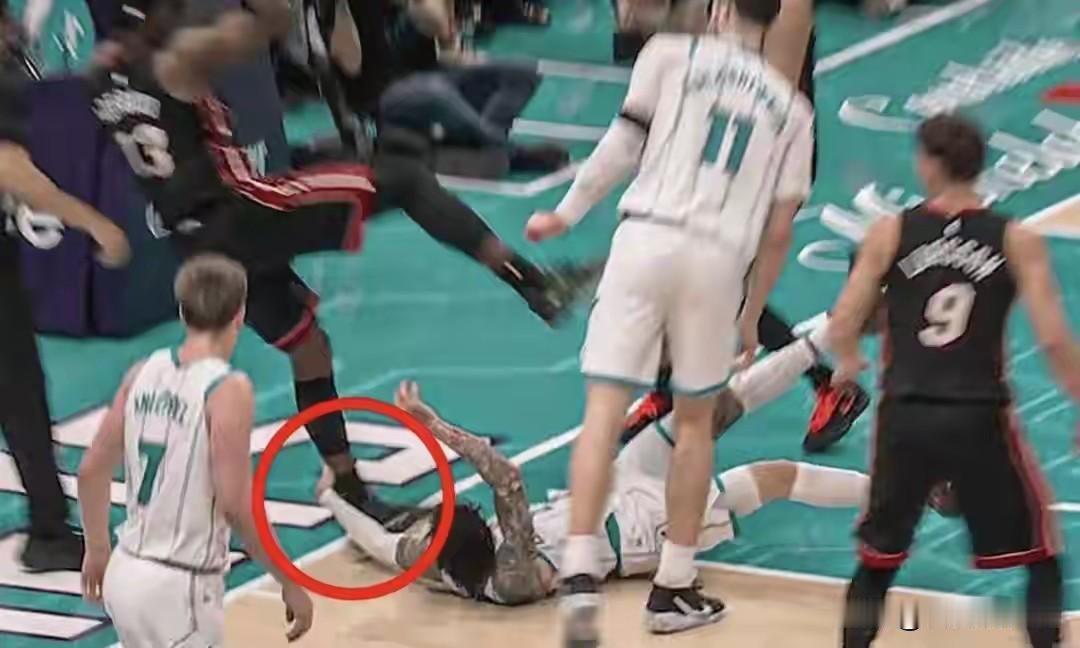 热火“不公正”地输了，NBA东部附加赛客场126-127不敌黄蜂，遗憾出局。
