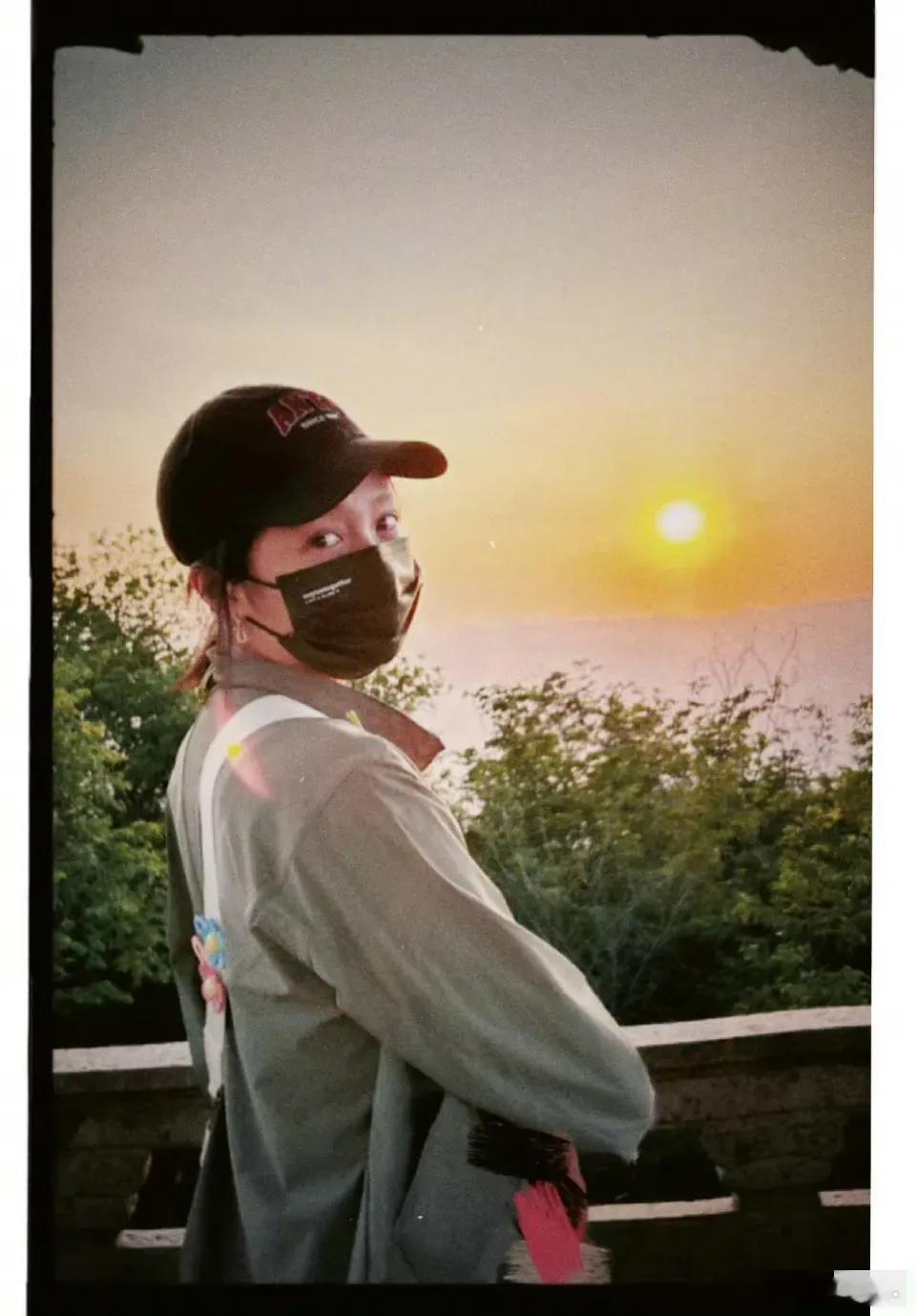 关晓彤引发热议！6月4日，关晓彤突然引发了热议，只因为她在社交平台发文晒出了一组