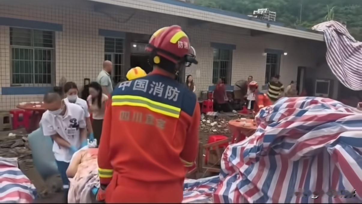 一场升学宴，喜事瞬间蒙上阴影，网上议论纷纷：有人叹“就不该办这宴”，有人忧“主家