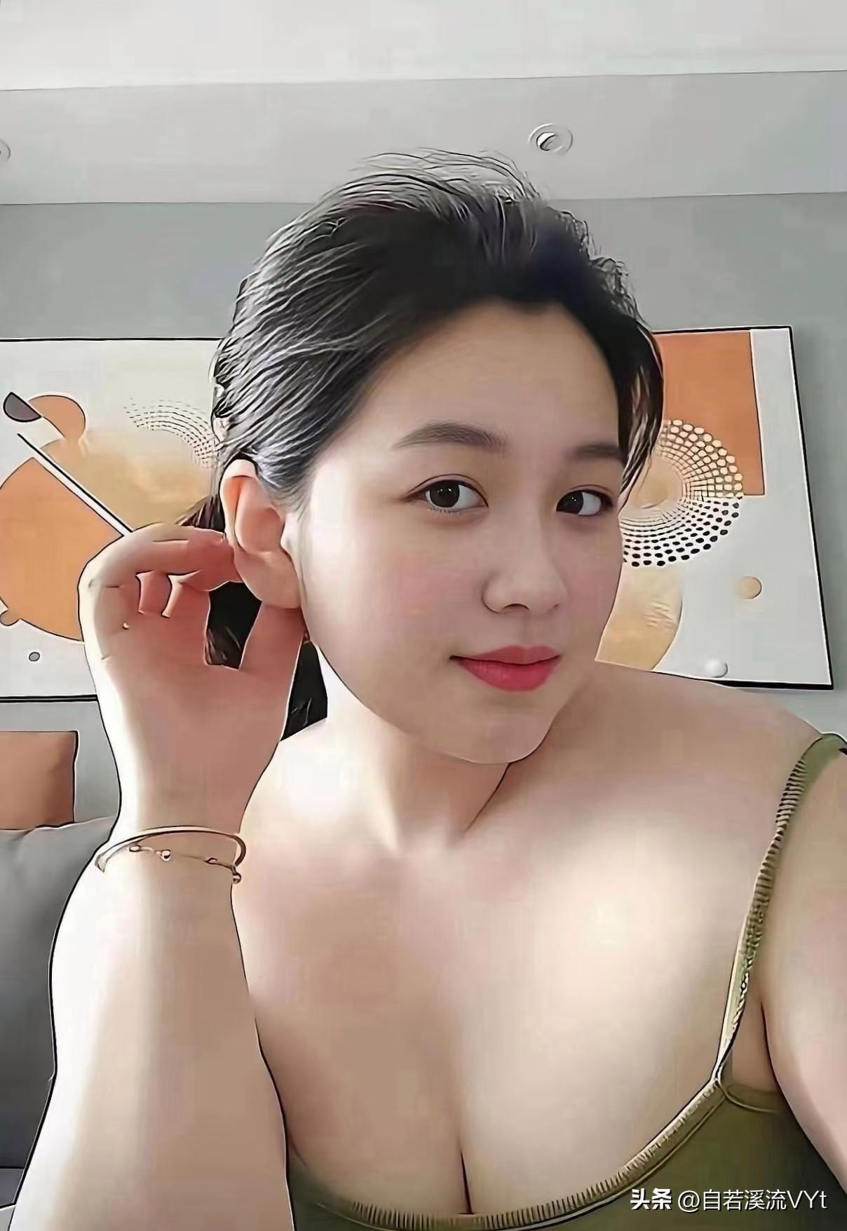 鬓丝轻拢对窗纱，静处安然自赏花。
浅带柔容含浅笑，一室清宁度岁华。
 
【絮语】