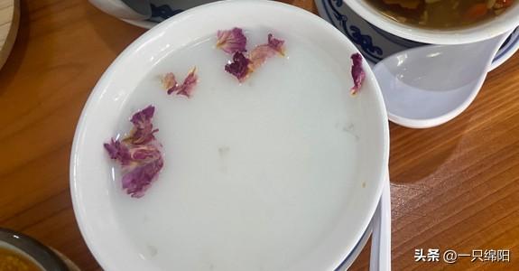 上周天逛公园，38度的天走两步就口干舌燥，买了冰镇可乐喝着爽，可越喝越渴，嘴里还