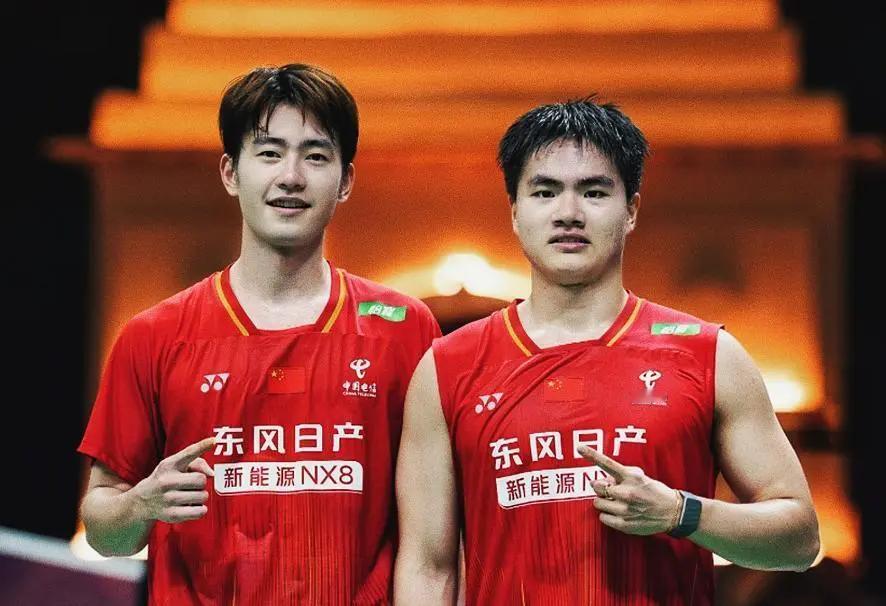 2026羽毛球世锦赛继续进行，中国男双组合梁伟铿和王昶以2比0击败东道主选手兰基