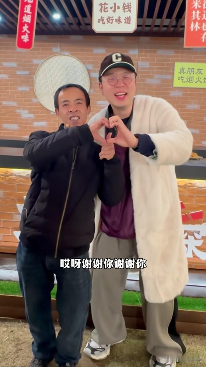 杜海涛也是“好起来了”，竟然能跟“鸡排哥”合影了[我想静静]，一个美女想和“鸡排