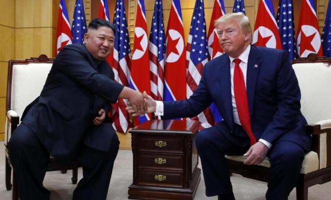 今年开年不到两个月，两个被美国点名多年的国家元首，一个被押上纽约法庭，一个在空袭