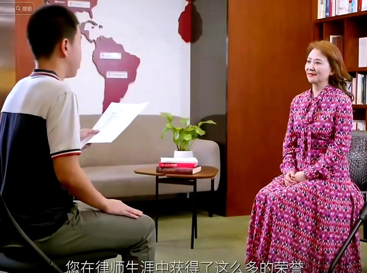 同样是面对镜头，差别还真挺明显。
2024年，西南大学附中的学生采访校友彭静时，
