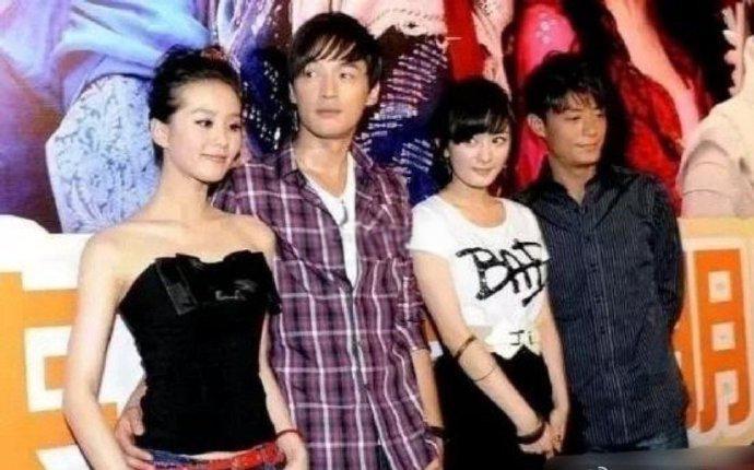 胡歌直接上手搂着姑娘的腰，杨幂的小表情亮了！
但大家不要以为杨幂八卦，其实这女人