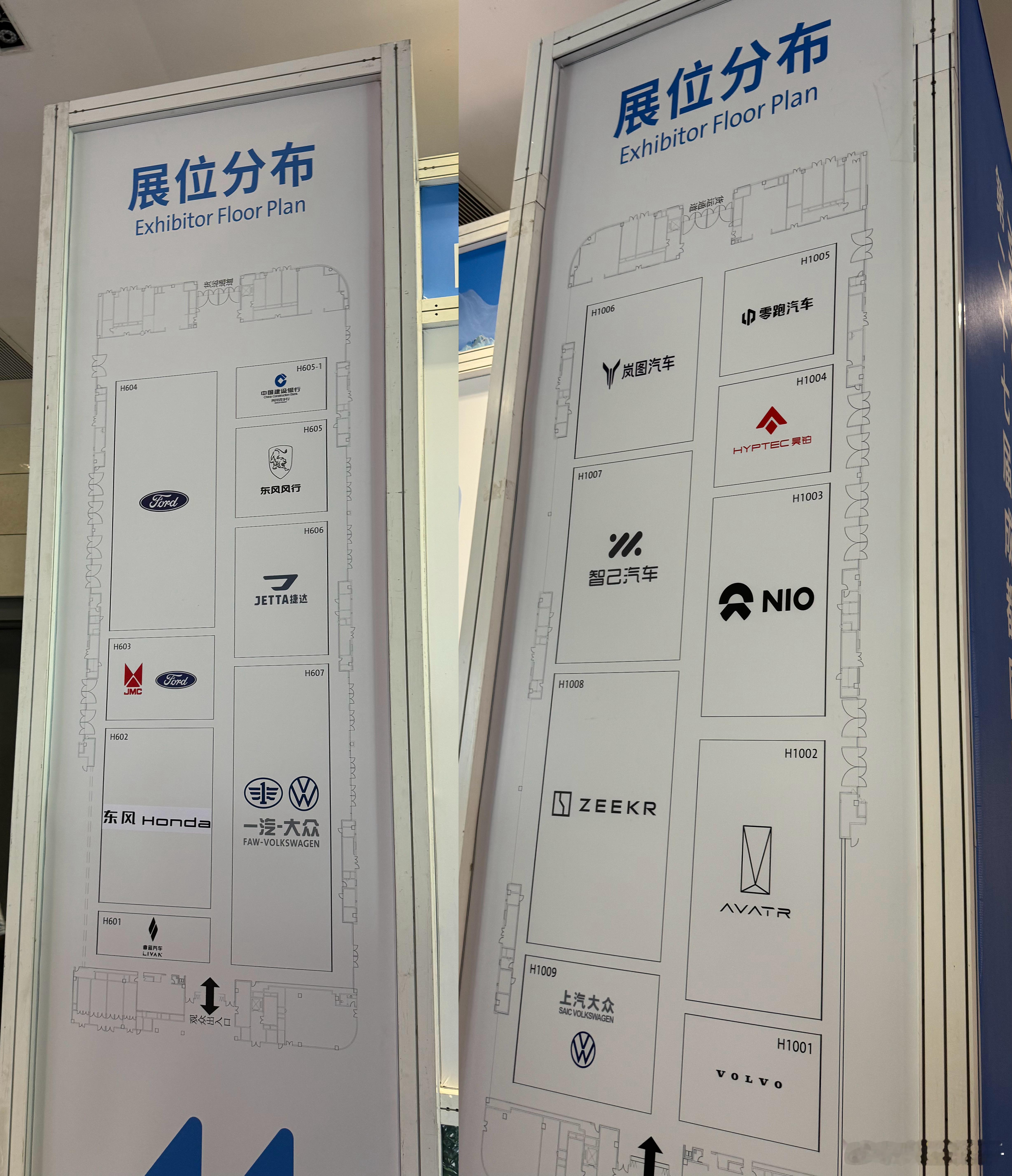 #2024年还会有人买油车吗# 这个话题很应景，左边这个展厅，连进去的欲望都没有