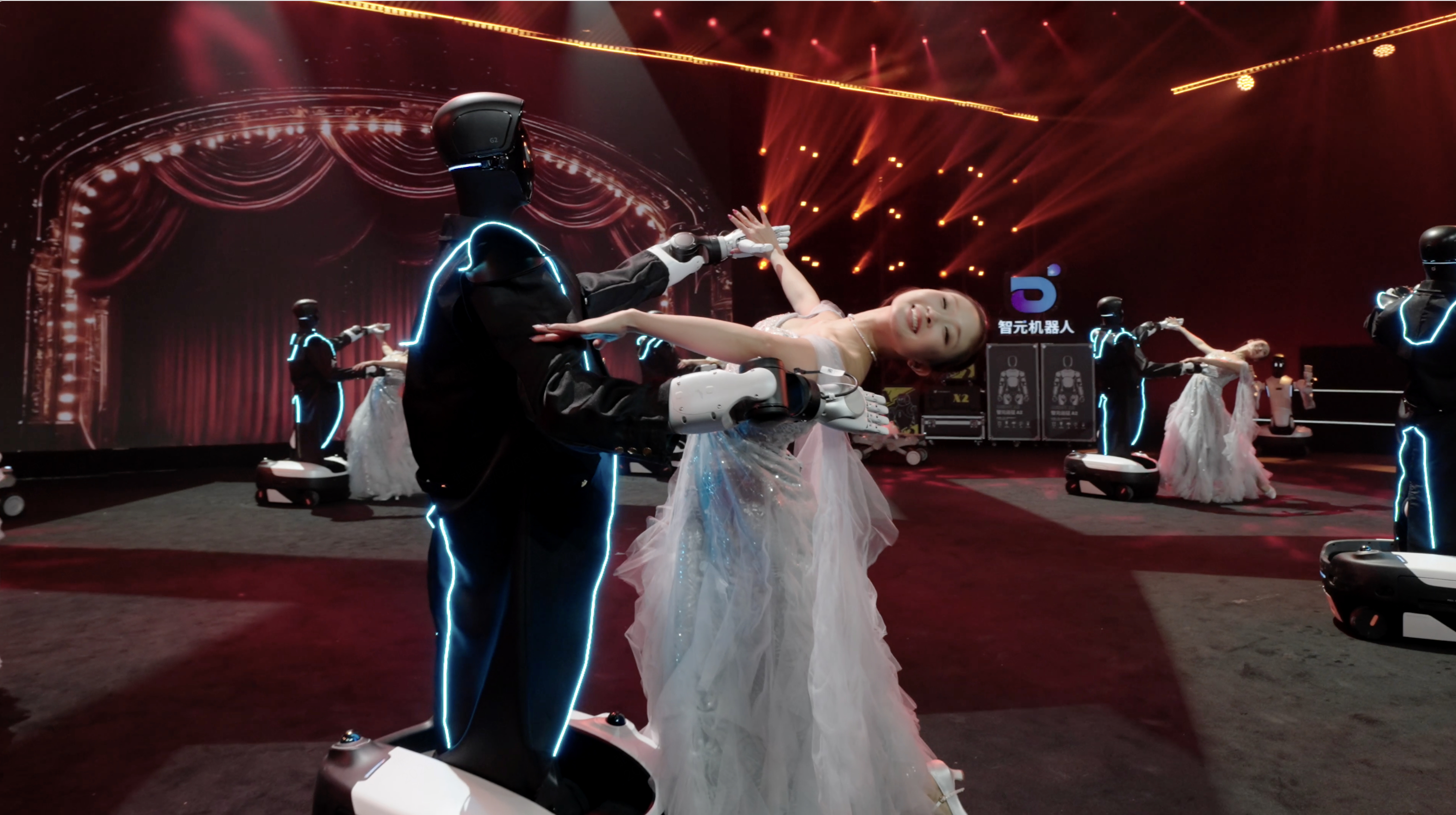 全球首个大型机器人晚会智元AGIBOT主办，带来首个机器人小品、首个机器人魔术、