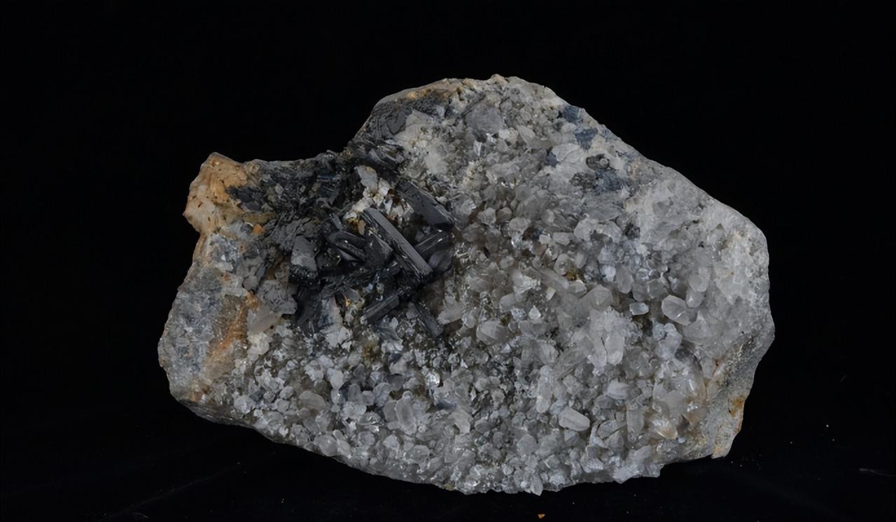 中国从 2025 年初启动钨全链条管控，从开采配额到出口许可层层收紧，2026 