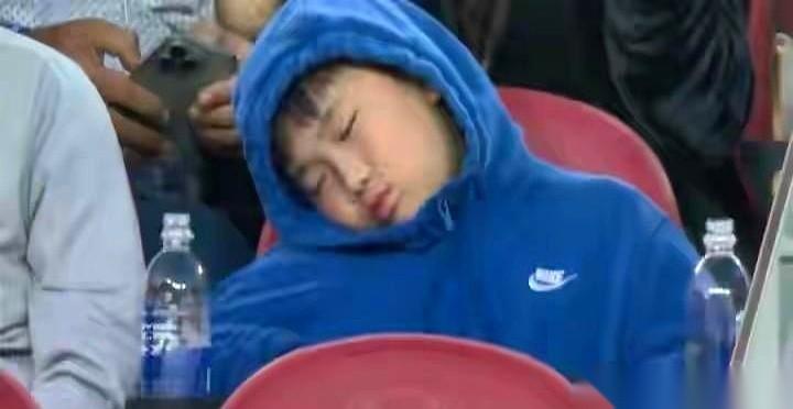 花大价钱看世界杯，结果睡着了？
这事儿还真不稀奇。镜头扫过看台，总能逮到睡着的小