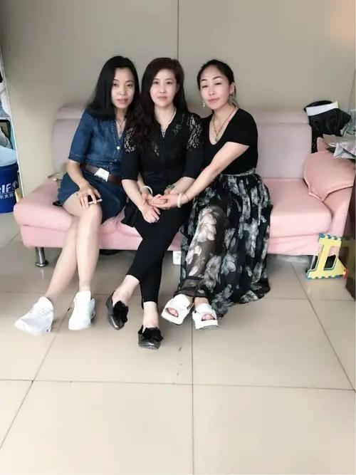 老家有个亲戚，之前是做企业的，收入不错。但是儿子却一连生了4个女儿。亲戚顿时没了