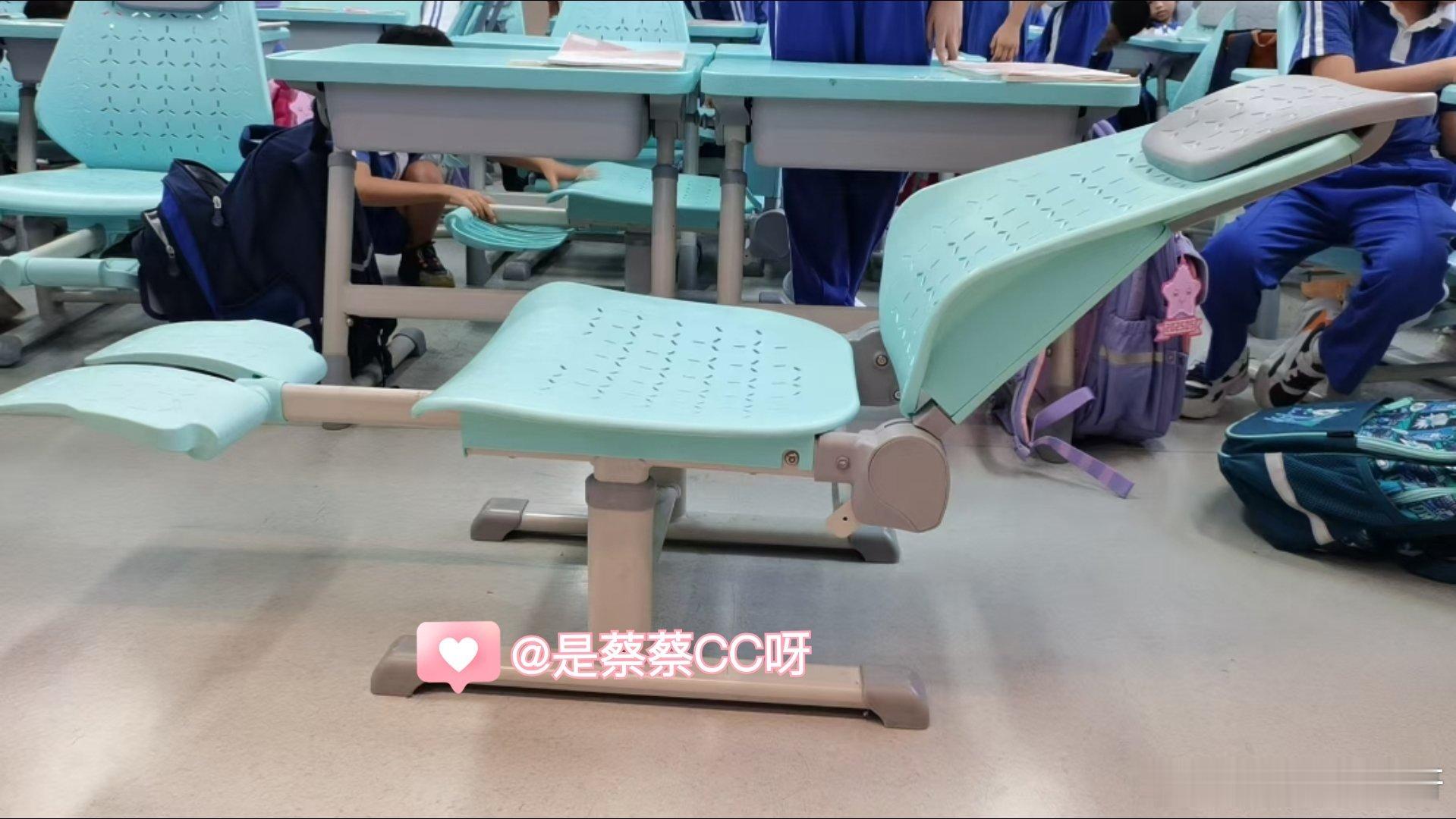 你好同学 同学们都盖上自己的被子，躺着午睡五颜六色的被子里，藏着怎样的梦呢？小学