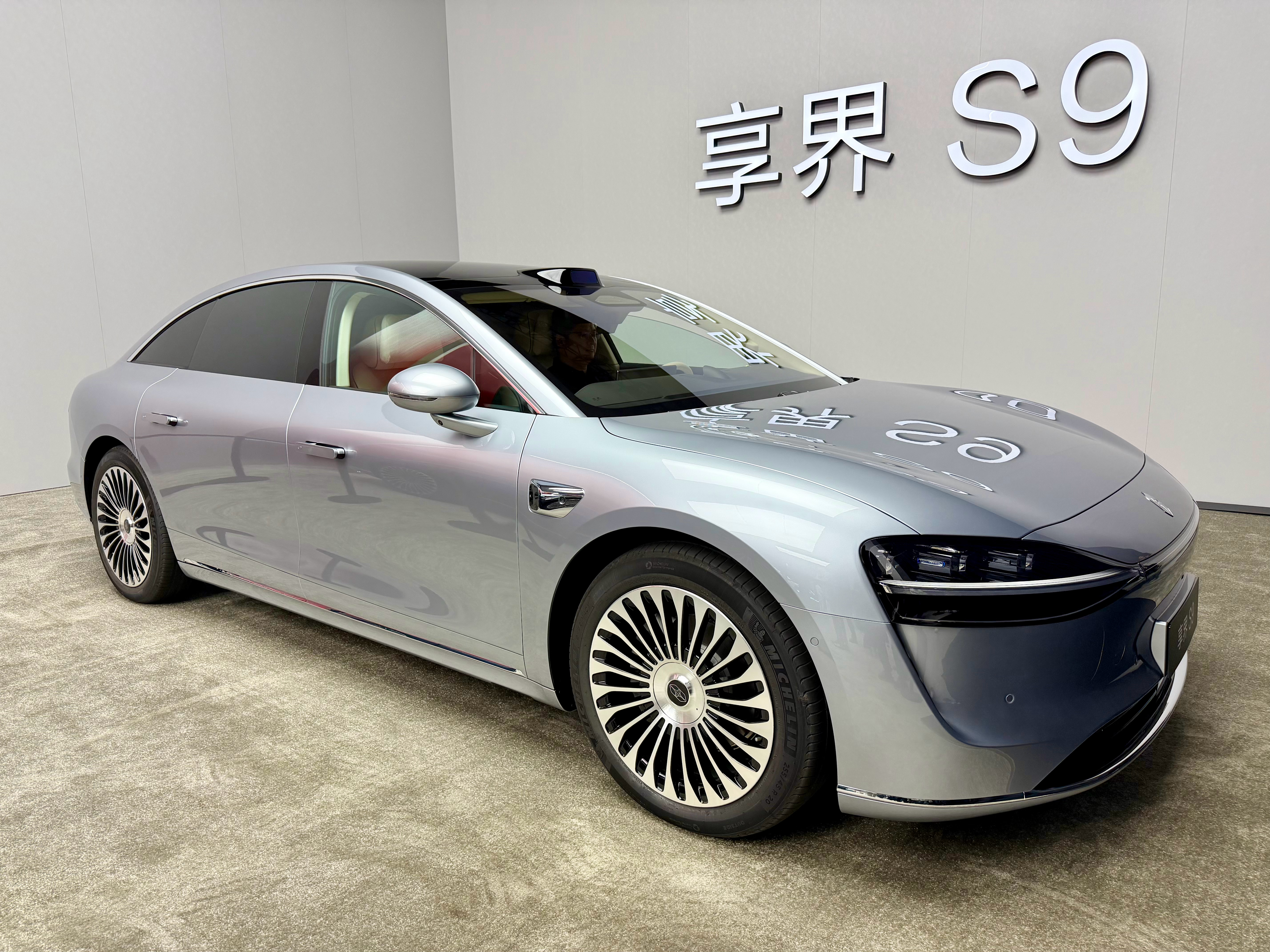 到享界新品发布会现场了，新款享界S9这银色真不错，你们喜欢哪个颜色？ 